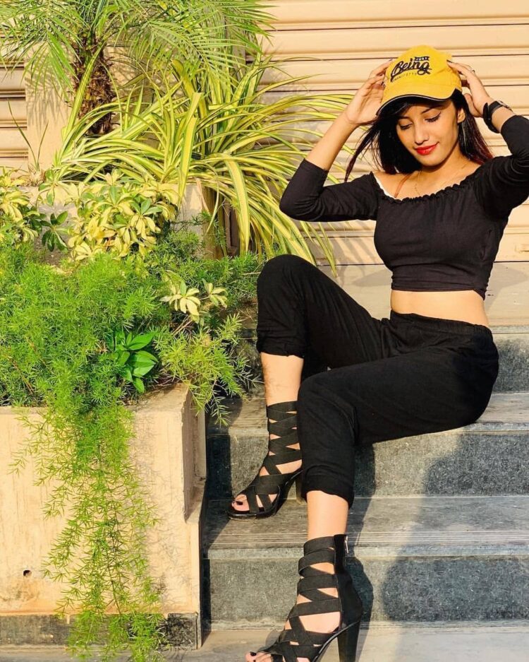 somya daundkar feet 4