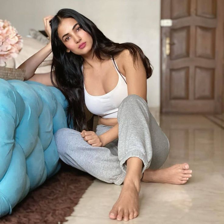sonal chauhan feet 6