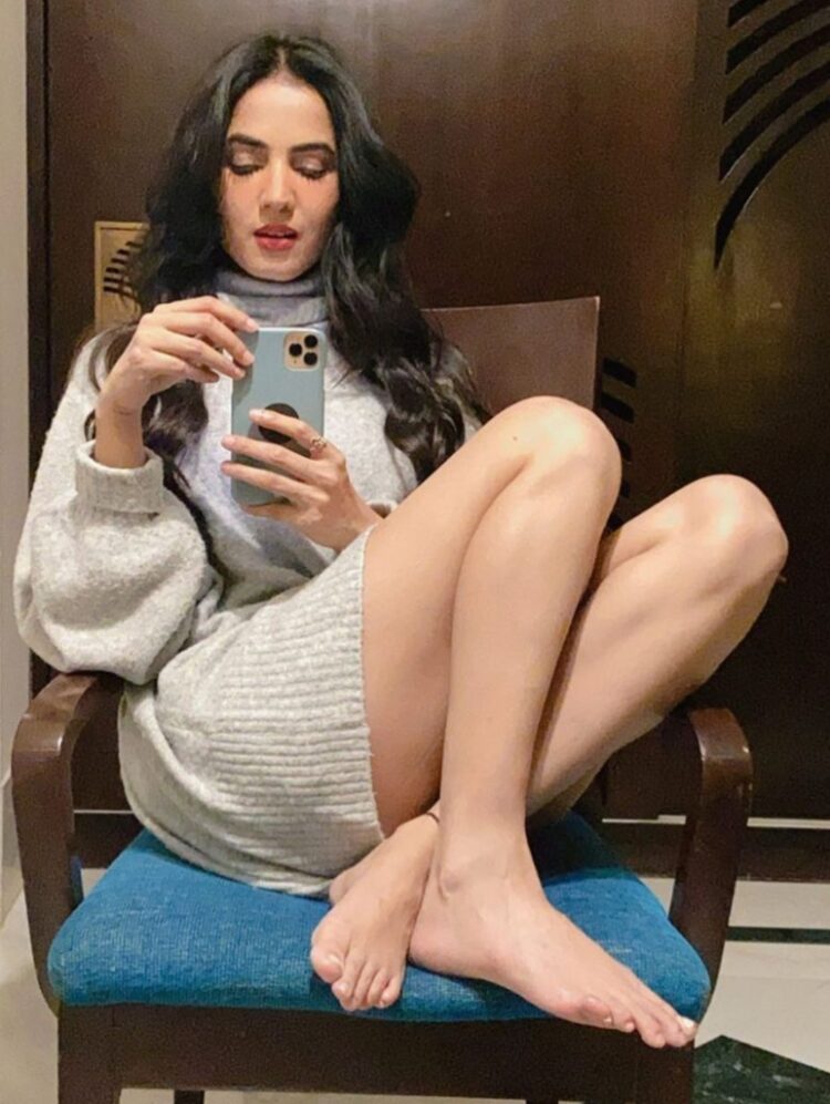 sonal chauhan feet