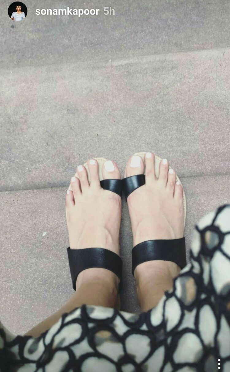 sonam kapoor feet 2