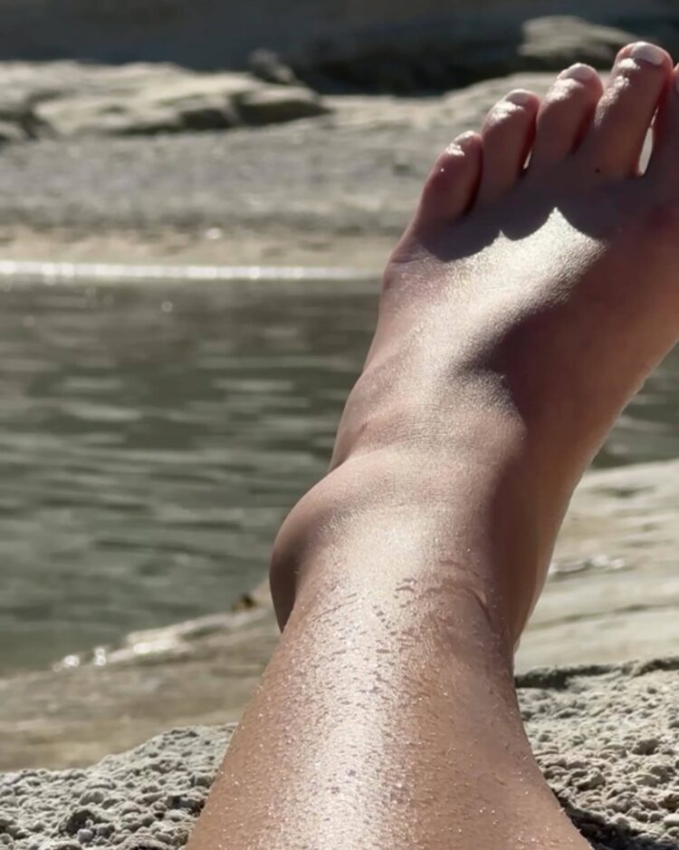 sophie nelisse feet