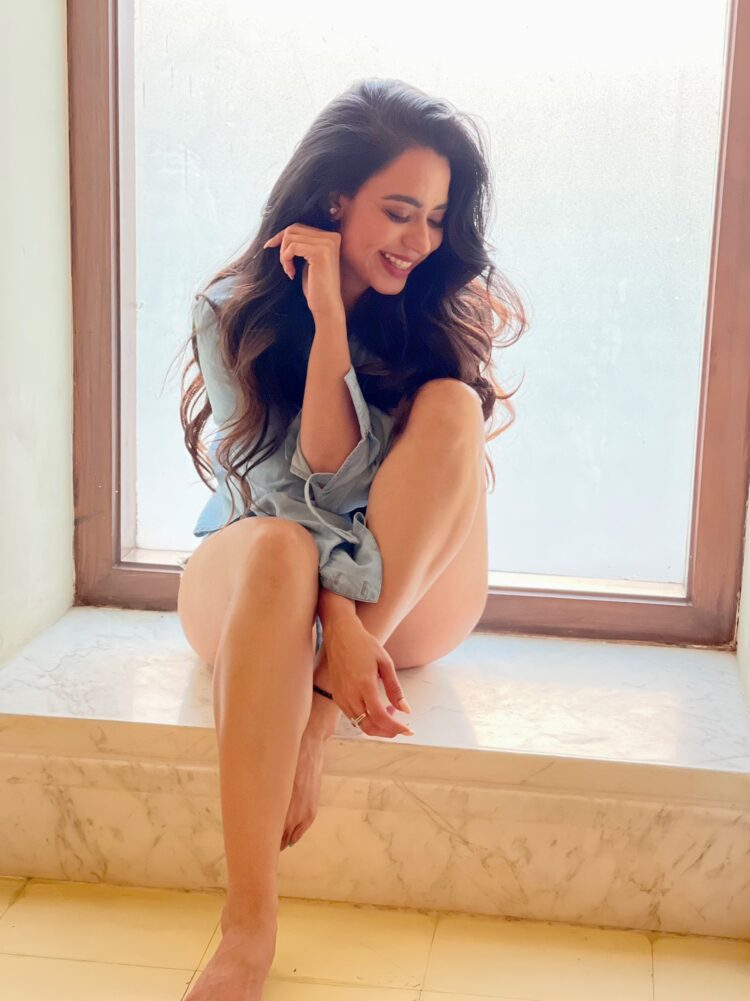 soundarya feet 5