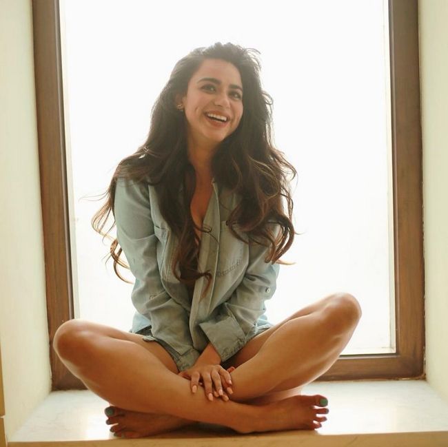 soundarya sharma feet 6