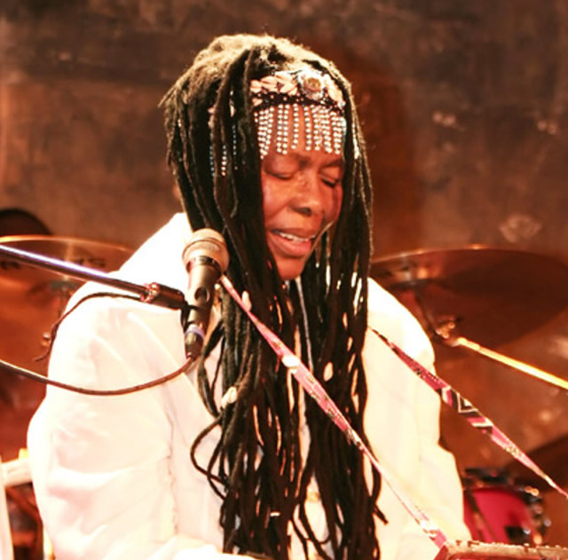 stella chiweshe feet 3