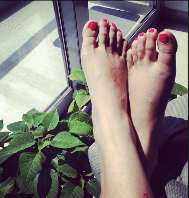 sumona chakravarti feet 2