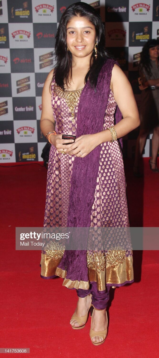 sunidhi chauhan feet 3