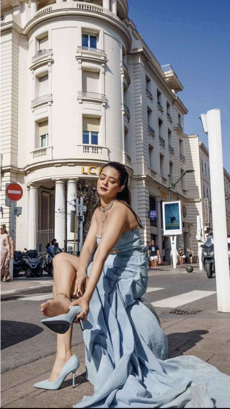 surveen chawla feet 5