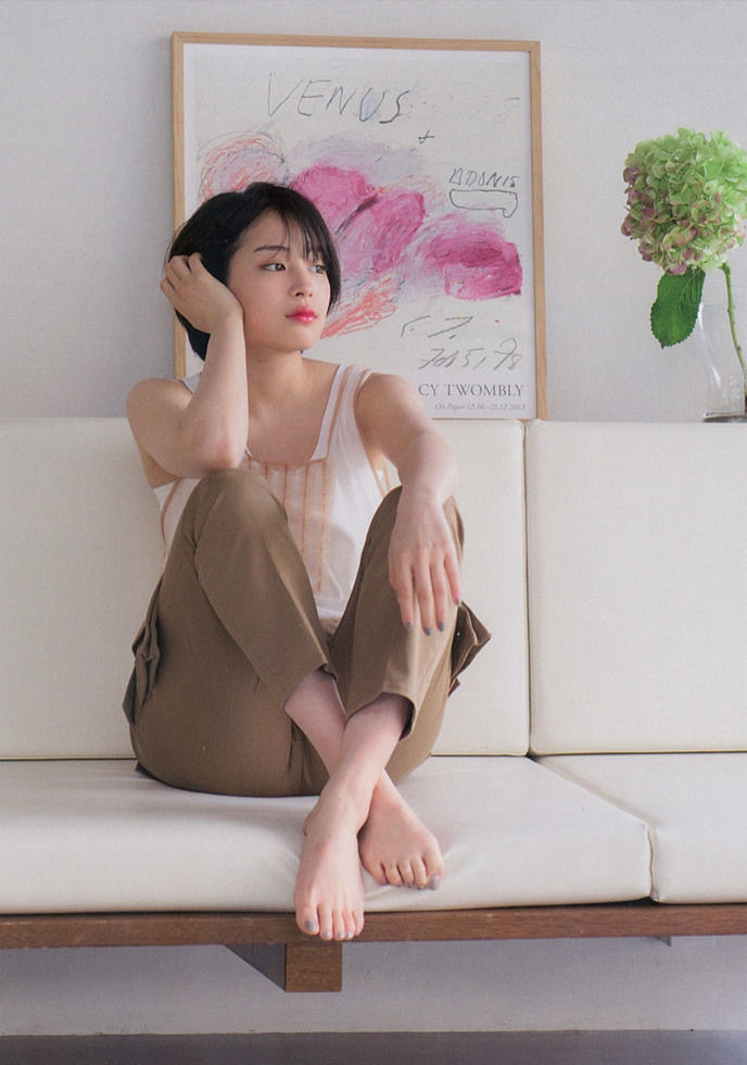 suzu hirose feet 1