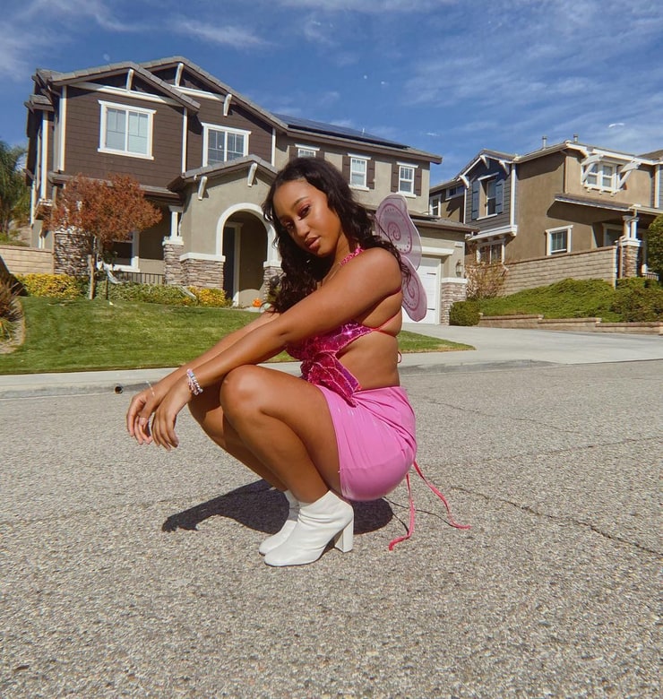 sydney bourne feet 1