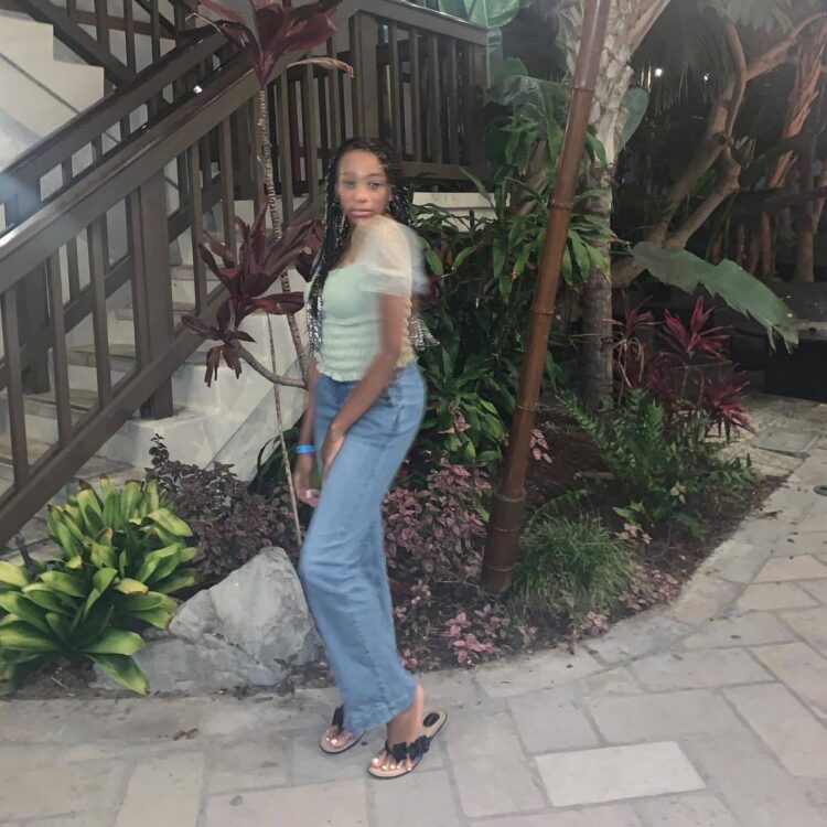 sydney mikayla feet 6