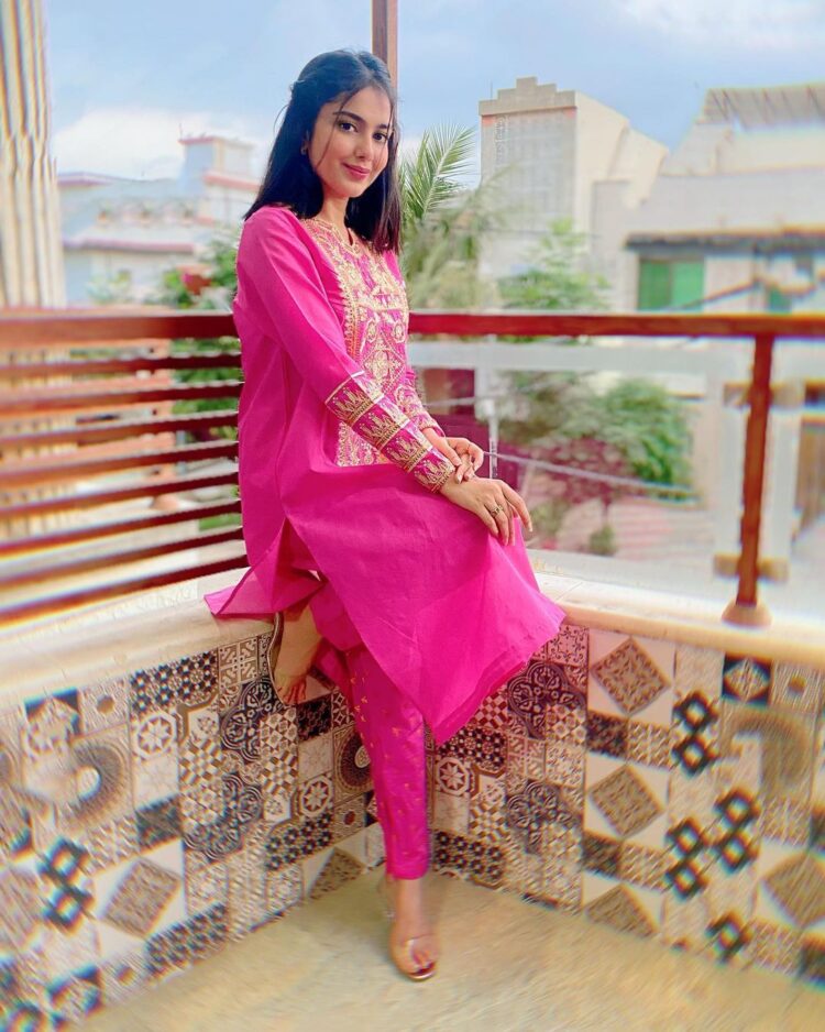 syeda tuba anwar feet 6