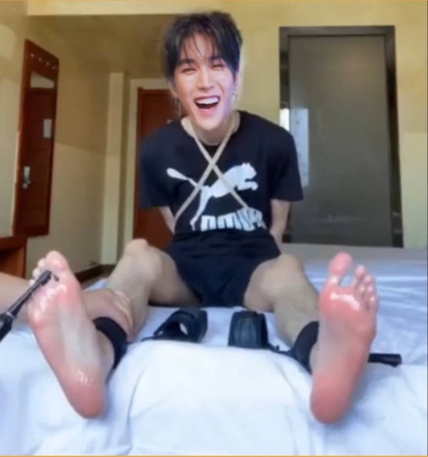 taeyoung feet 3