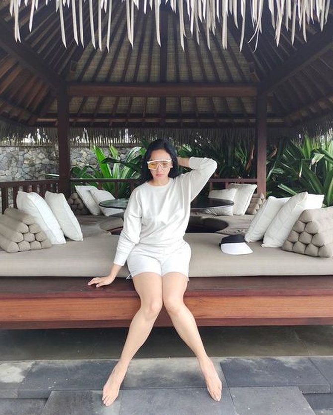 tata regita cahyani feet 1