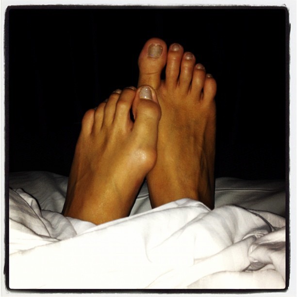 tata young feet 2