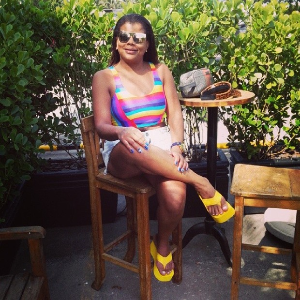 tati quebra barraco feet