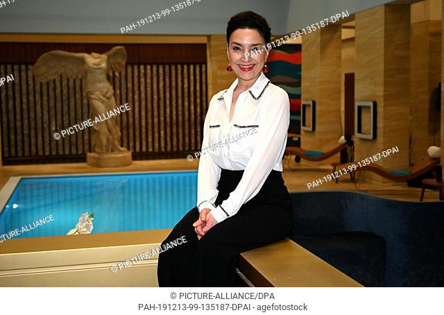 tatjana clasing feet 4