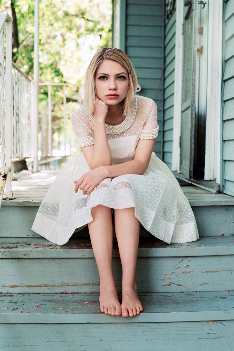 tavi gevinson feet