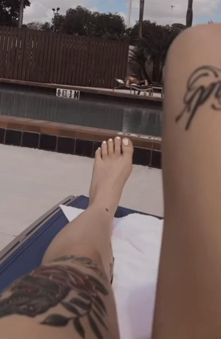 taylor bee feet