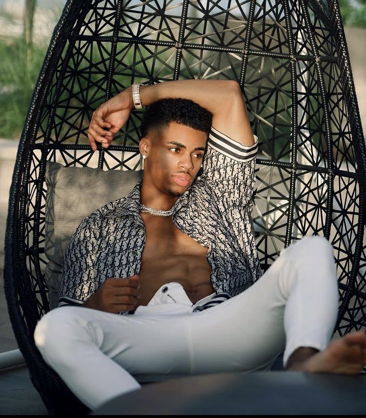 taylor hubbard feet 5