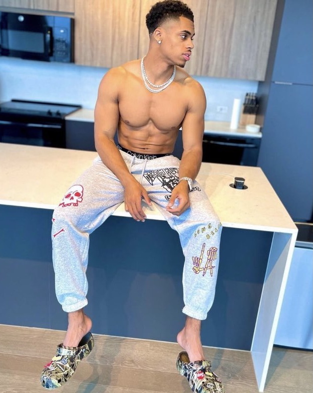 taylor hubbard feet 6