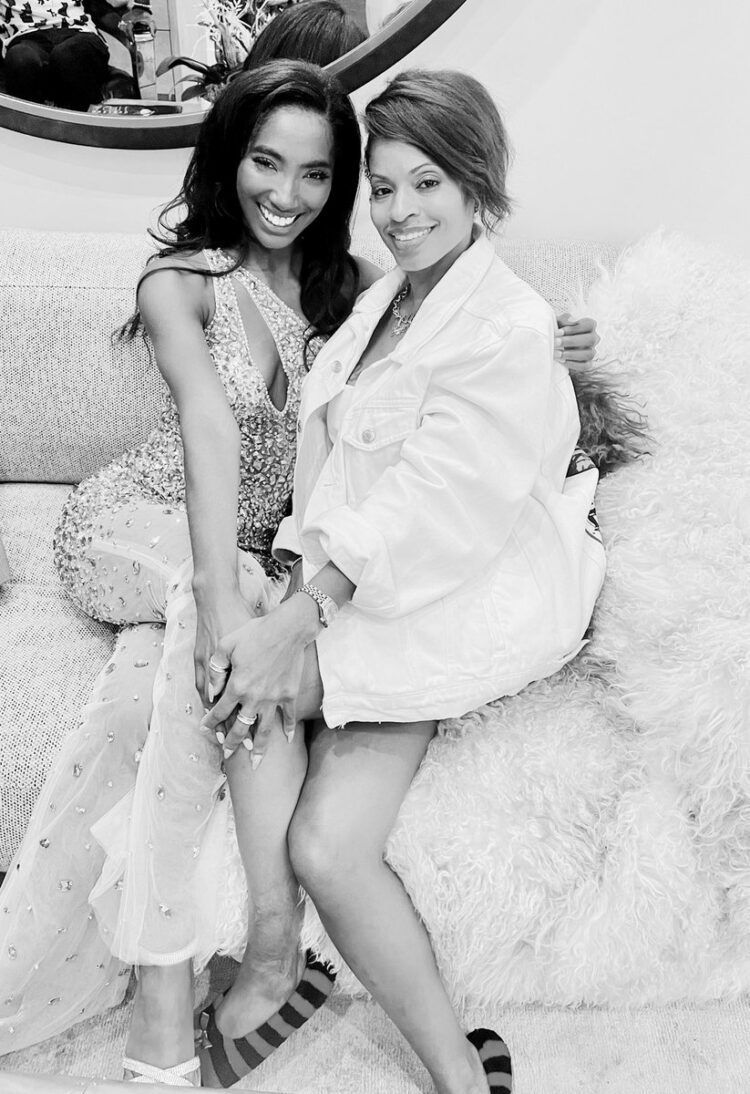 taylor mackenzie dickens hale feet 1