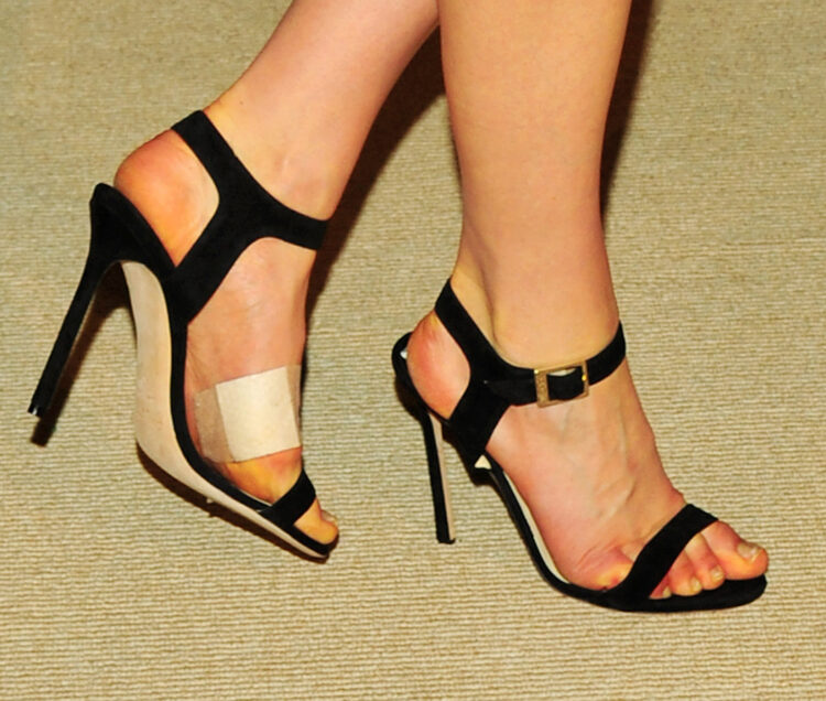 taylor schilling feet 3