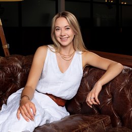 taylor stevens feet 4