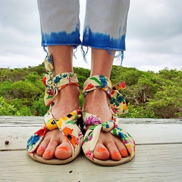 taylor tomasi hill feet 6