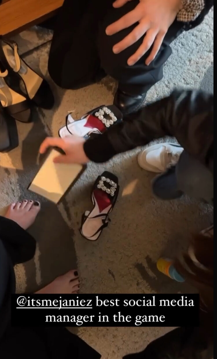 taylor tomlinson feet 5