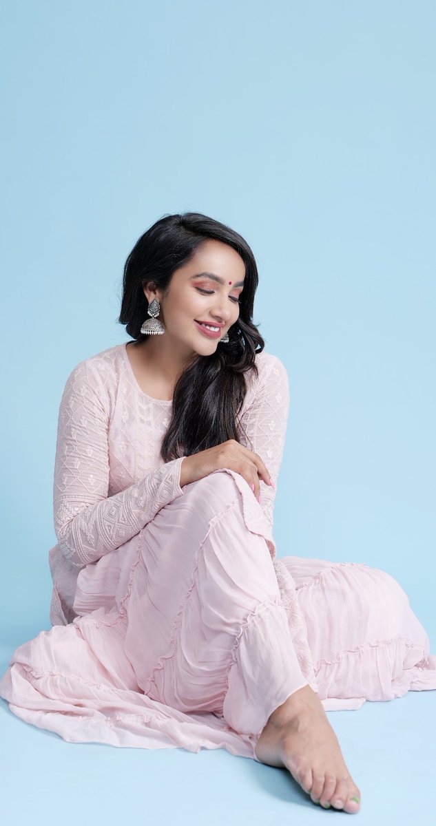 tejaswi madivada feet 2