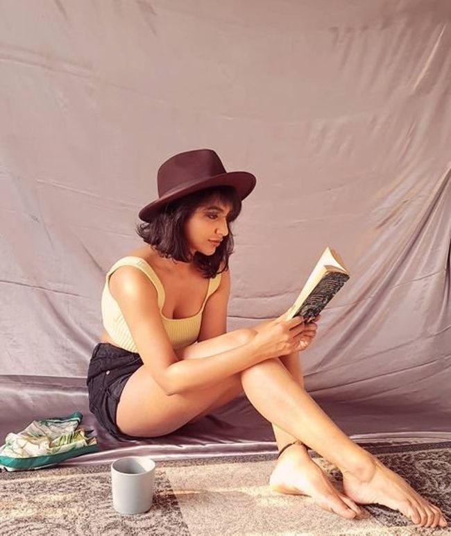 tejaswi madivada feet 6