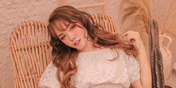 tenny amelia putri feet 4