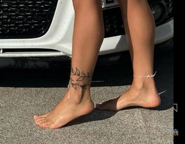 thais valente feet