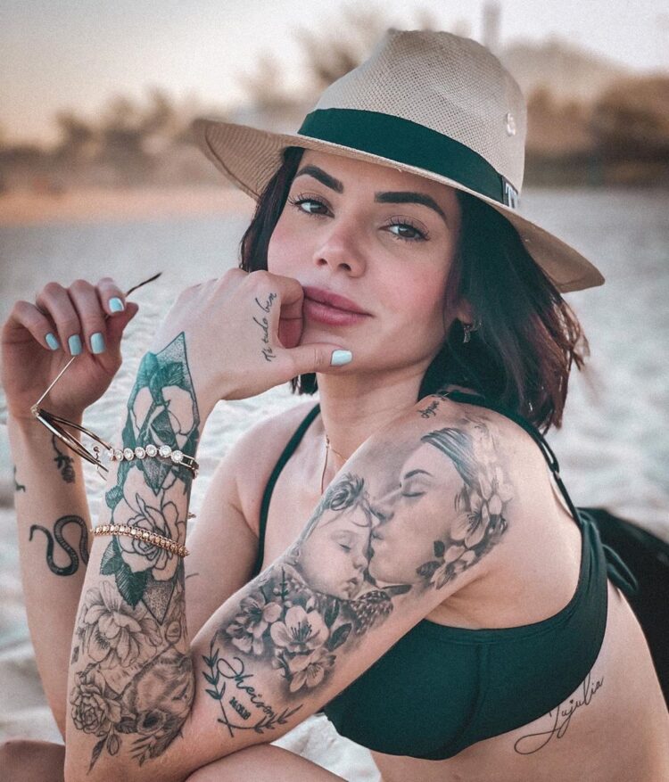 thais vasconcellos feet 1