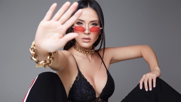 thascya spirandelli feet 6