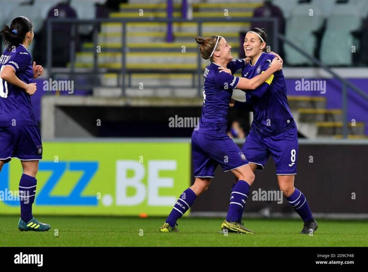 tine de caigny feet 3