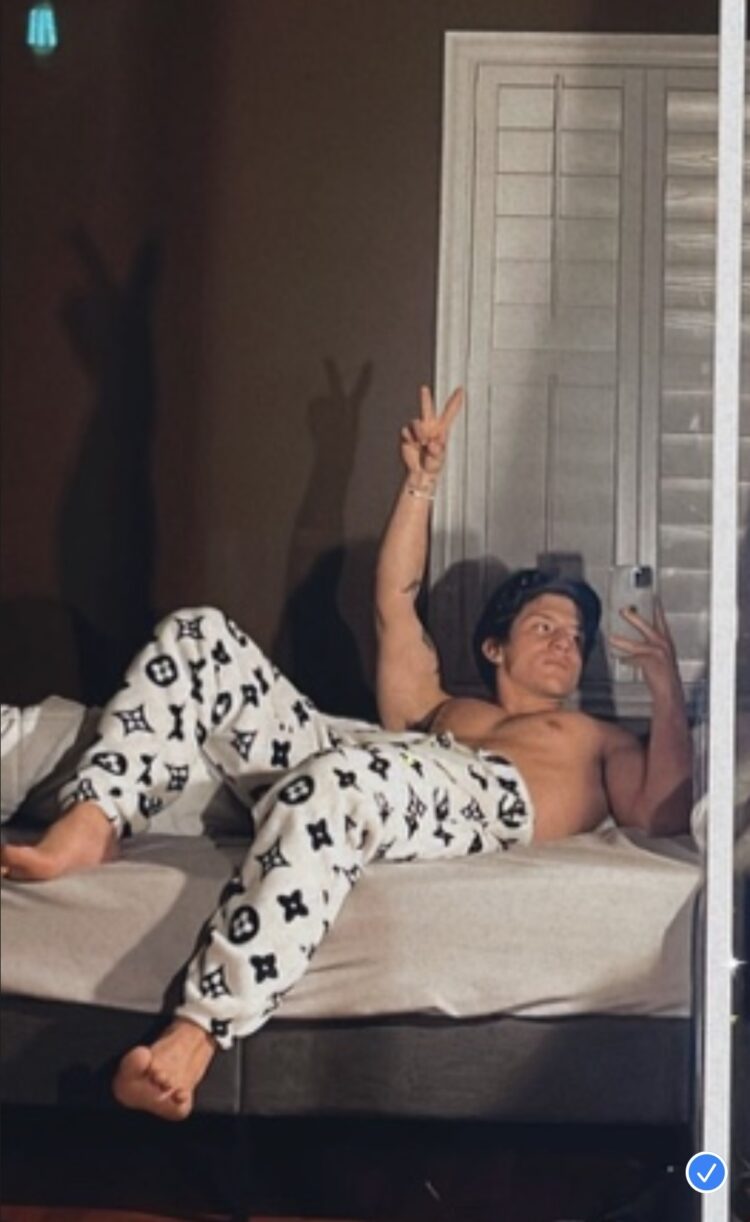 tooturnttayway feet 1