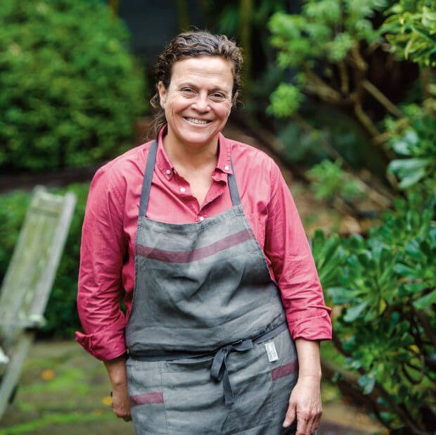 traci des jardins feet 5