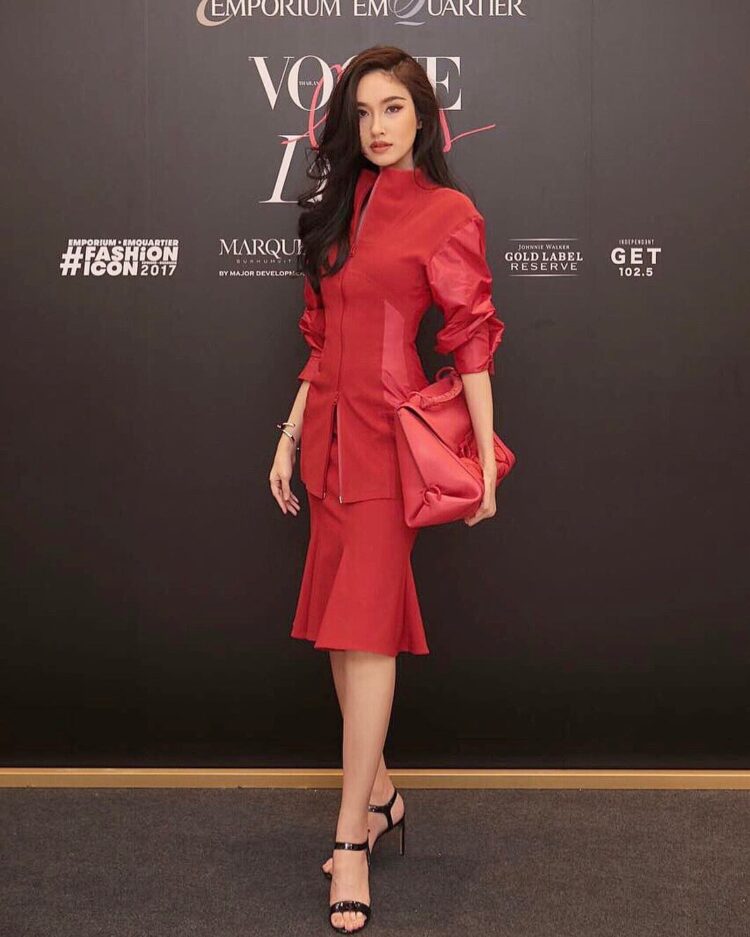 treechada petcharat feet 1