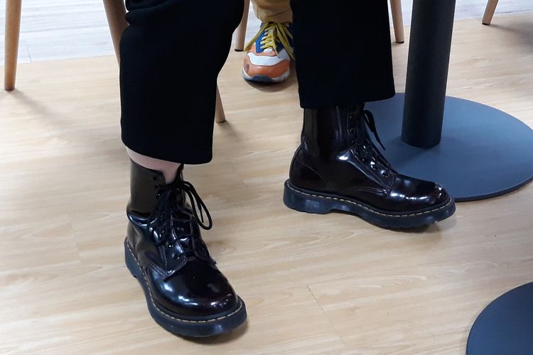 tri rismaharini feet 1