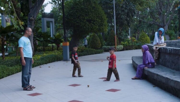 tri rismaharini feet 2