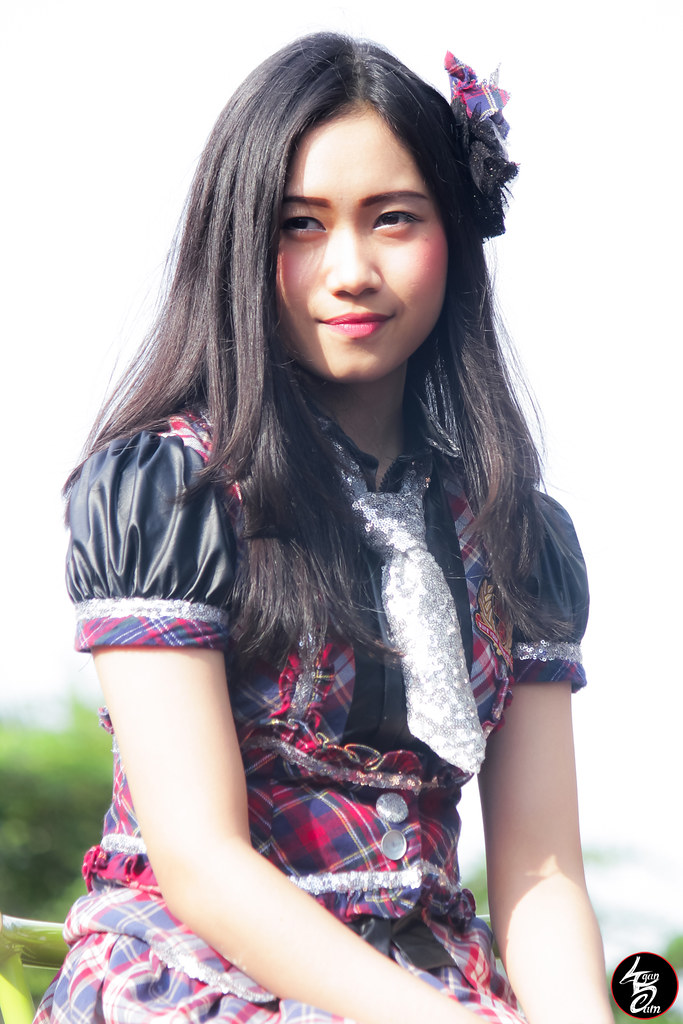 triarona kusuma feet 4