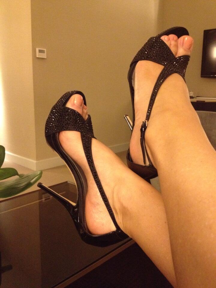 tricia helfer feet