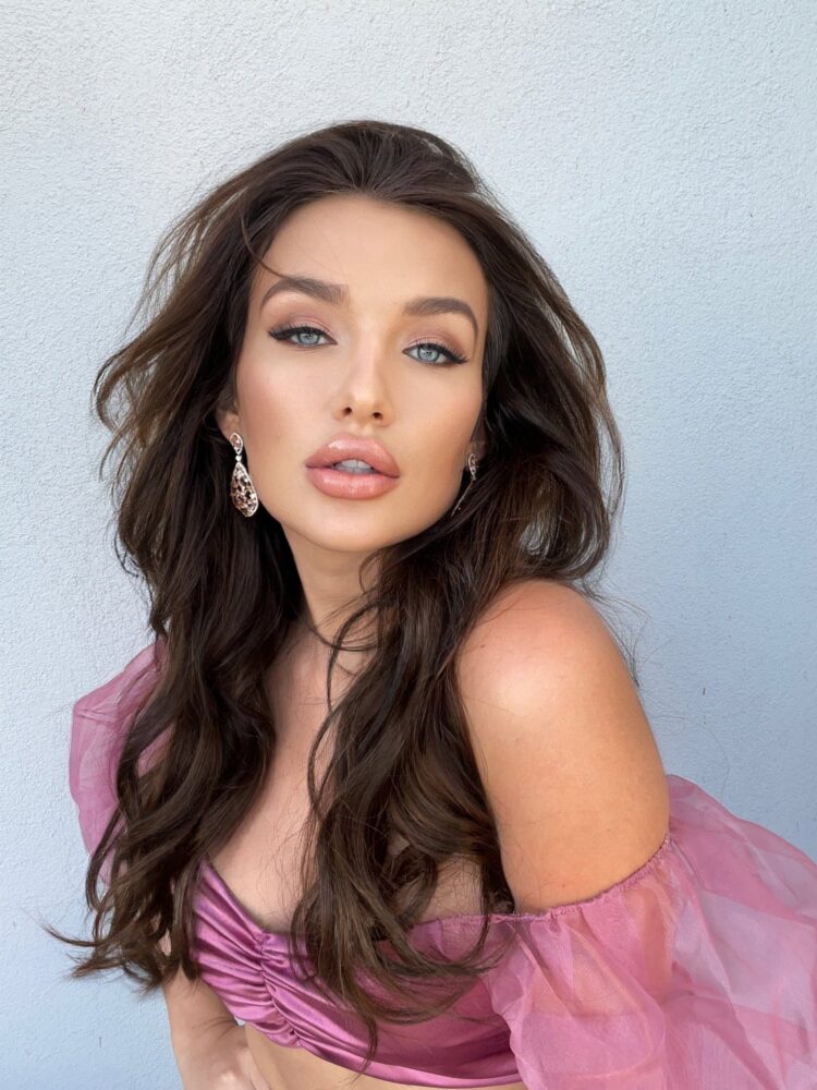 trista mikail feet 4