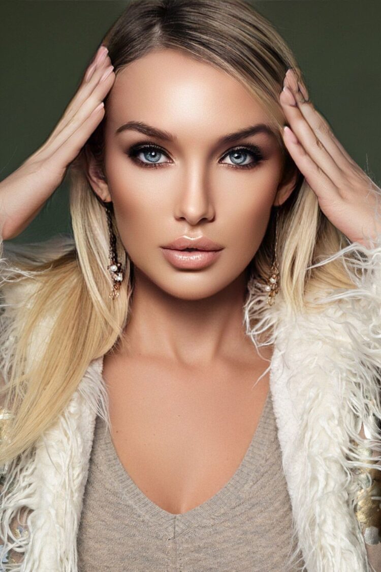 trista mikail feet 5