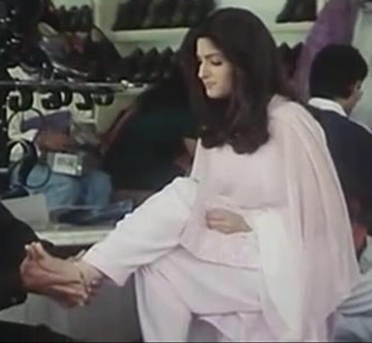 twinkle khanna feet 4