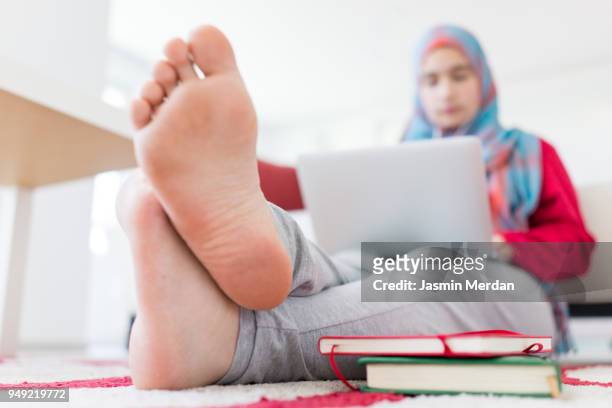 underrated hijabi feet 1