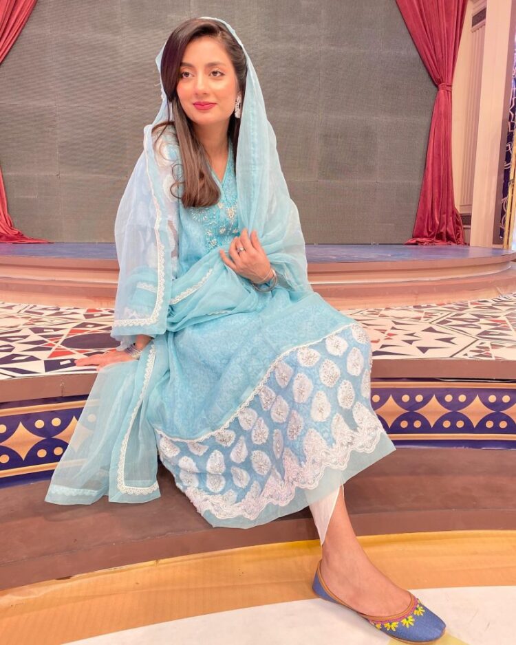 uroosa qureshi feet 1