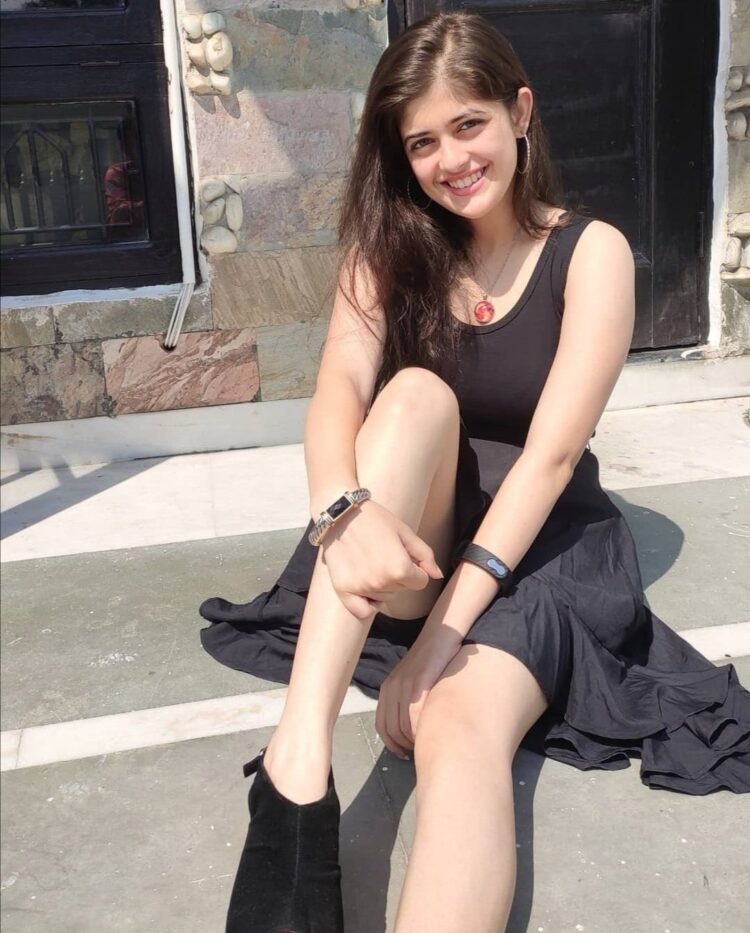urvi singh feet 5