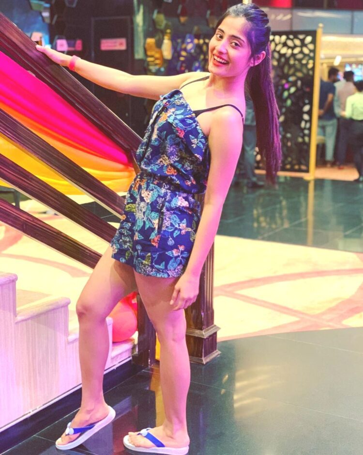 vaishali takkar feet 6